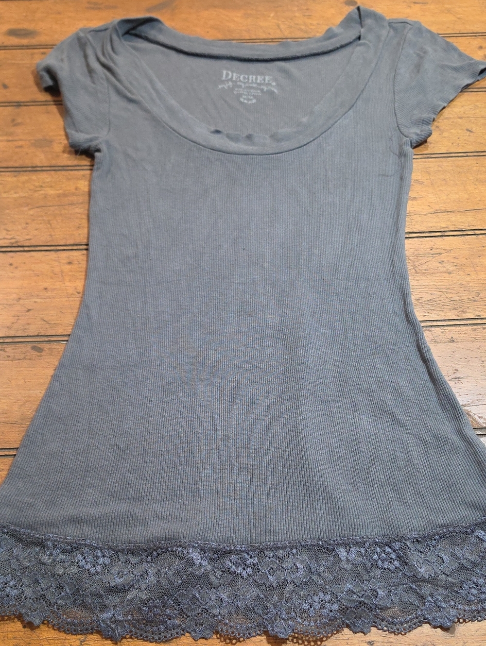 Decree Women's Scoop Neck Short Sleeve Ribbed Camisole with Lace Hem - Gray